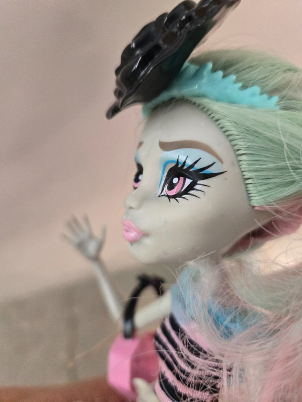 ❤ HTF G1 Monster High Love is Scaris Rochelle Goyle with wings! Purse ❤ - Picture 7 of 7